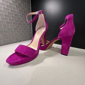 Vince Camuto 4” thick heel open toe Raspberry faux suede size 10 shoes